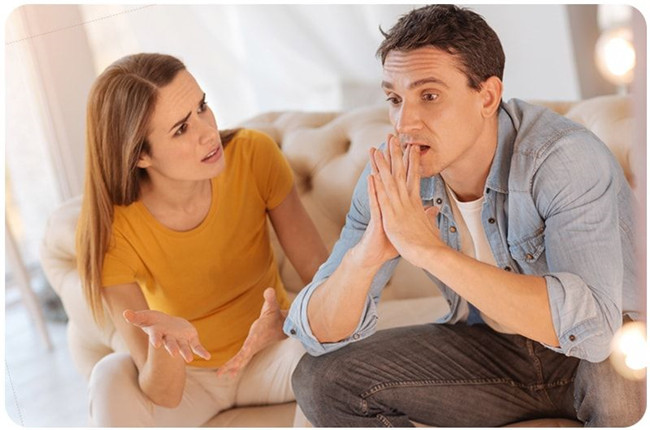 女人正在对老公发脾气 女人正在对老公发脾气